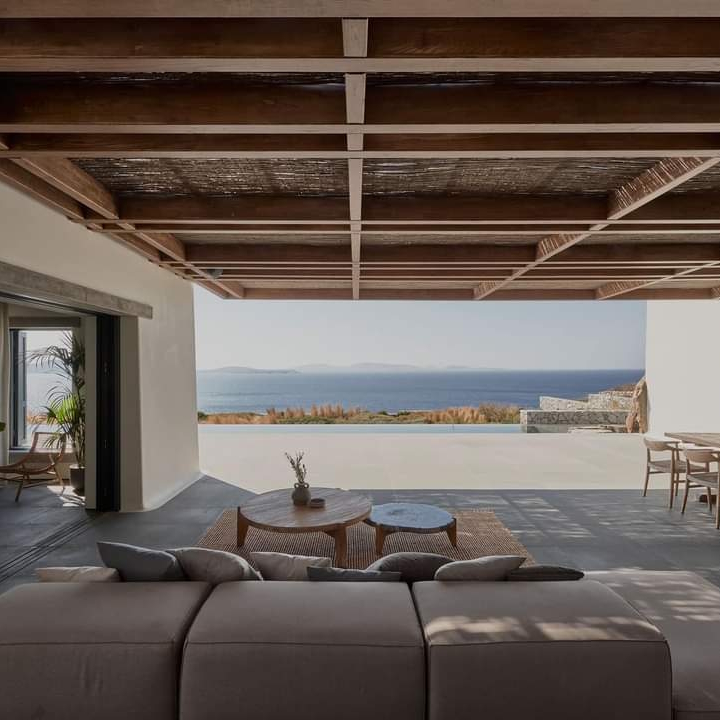Open living space with sea view, illustrating how eco panels made from straw provide excellent thermal insulation and a comfortable indoor climate.